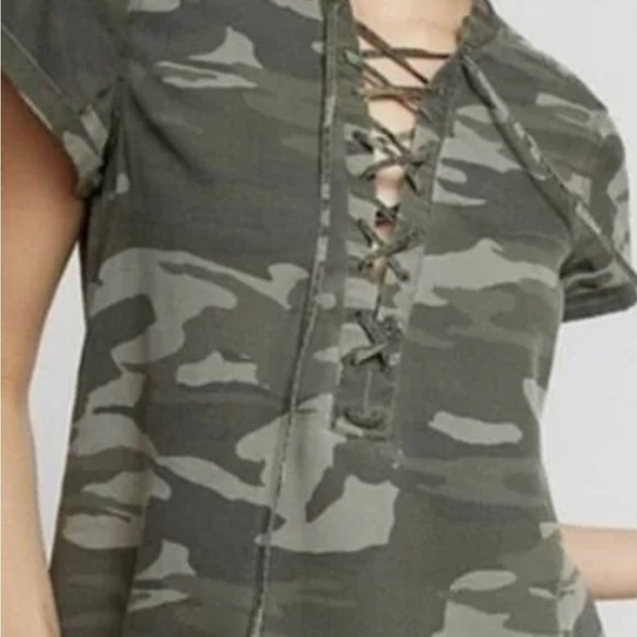 Express Camo Lace-Up Women's Short Sleeve Tee Shirt Size Extra Small - Picture 1 of 7